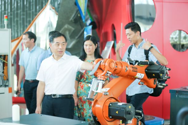 <strong>長沙職業(yè)技術學院喻友軍院長一行考察富納科技</strong>